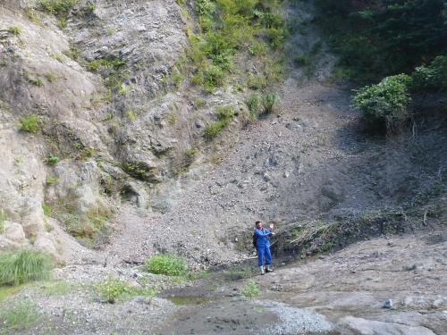 皆瀬川に露出する神縄断層