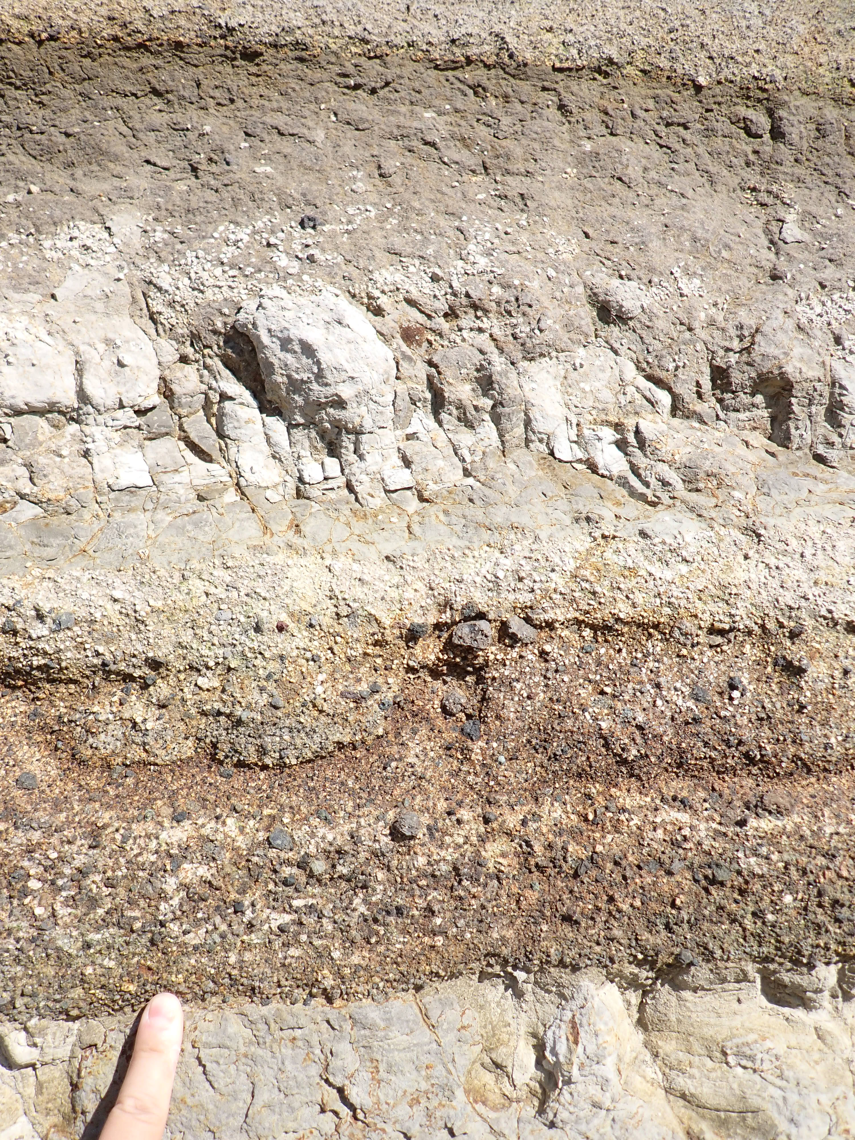 角ばった火山性の礫(露頭拡大) 角ばった火山性の礫(露頭拡大)