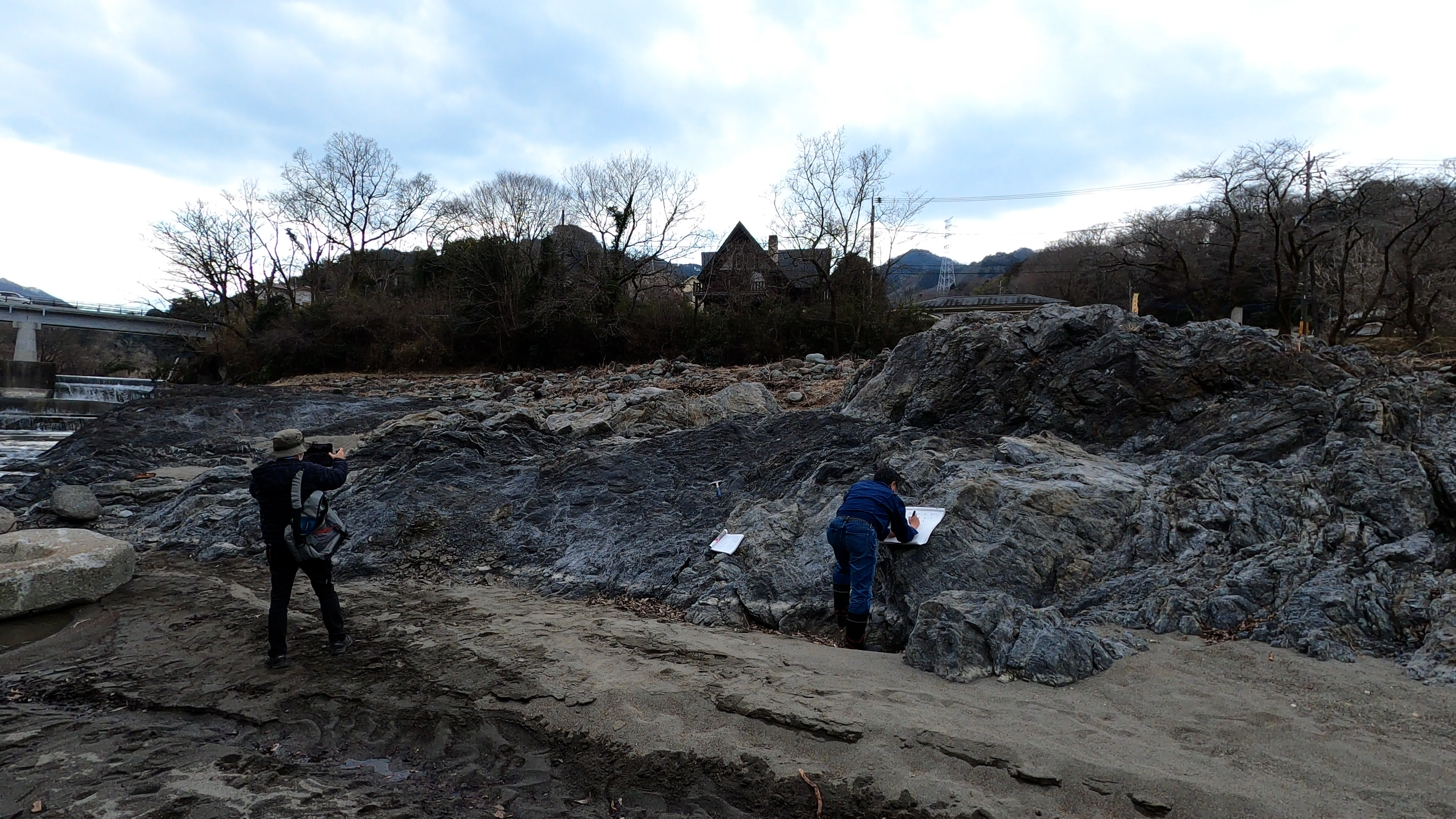 道志川河床の相模湖層群の砂岩と黒色頁岩
