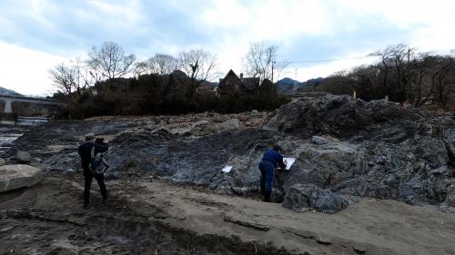 道志川河床の相模湖層群の砂岩と黒色頁岩