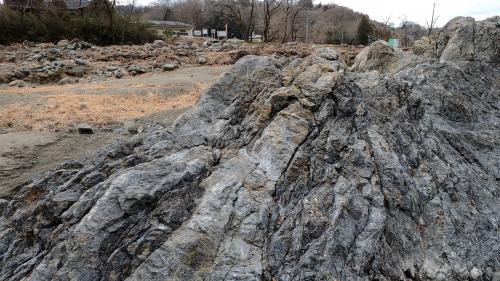 道志川河床の相模湖層群の砂岩と黒色頁岩（拡大1）