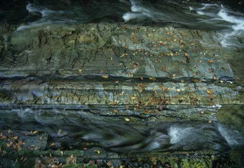 タービダイトの堆積構造が見られる凝灰岩露頭