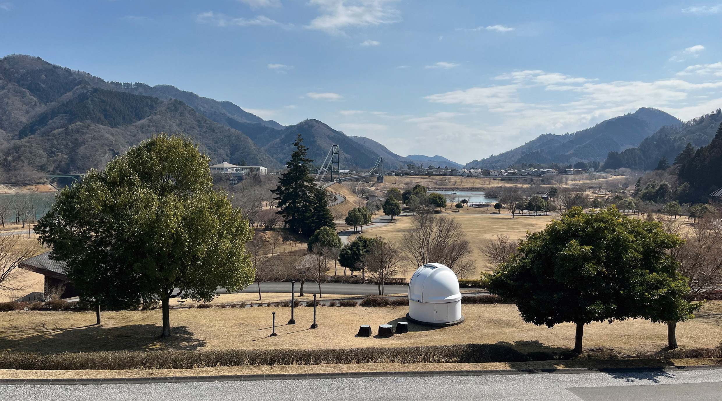 宮ヶ瀬湖湖畔園地から見た青野原-煤ケ谷構造線 宮ヶ瀬湖湖畔園地から見た青野原-煤ケ谷構造線