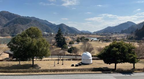 宮ヶ瀬湖湖畔園地から見た青野原-煤ケ谷構造線 宮ヶ瀬湖湖畔園地から見た青野原-煤ケ谷構造線