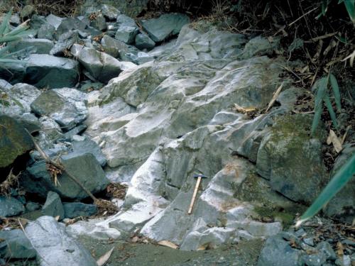 白石沢の結晶質石灰岩の露頭