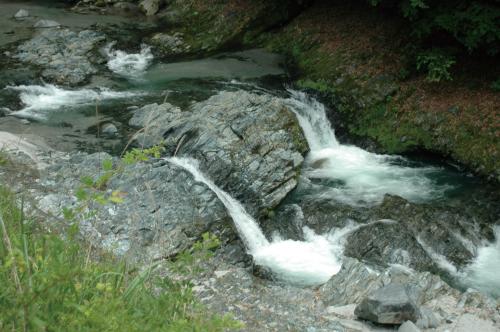 山北町中川の緑色片岩の河床