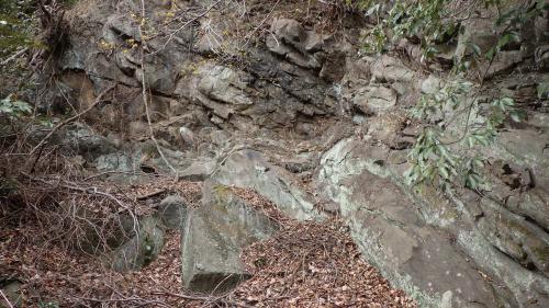 丹沢層群煤ケ谷亜層群大沢層の七沢石（火山礫凝灰岩）の採石場跡