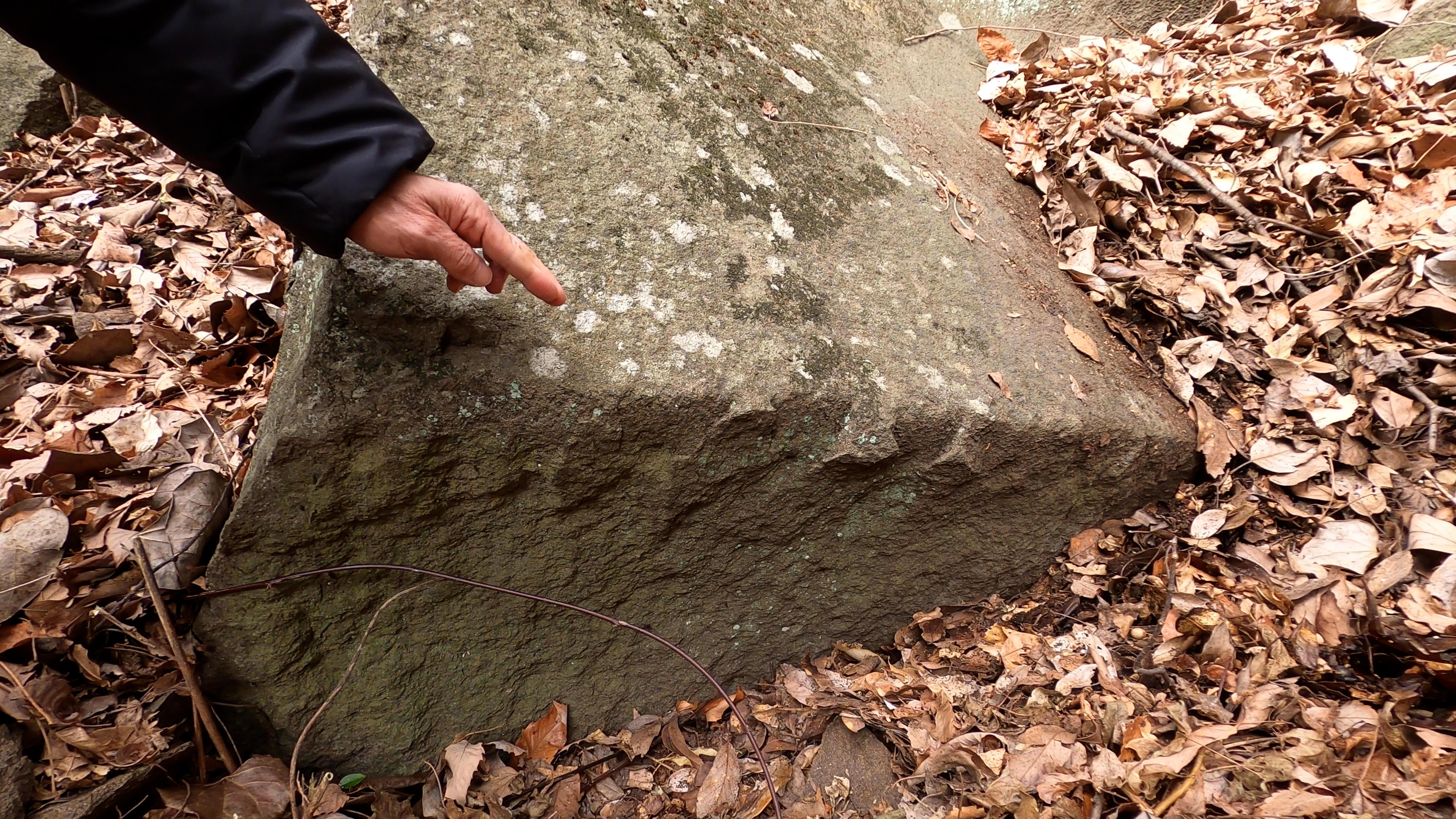矢穴を使って七沢石を切り出した断面 矢穴を使って七沢石を切り出した断面