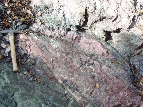 山北町の紅簾石片岩露頭