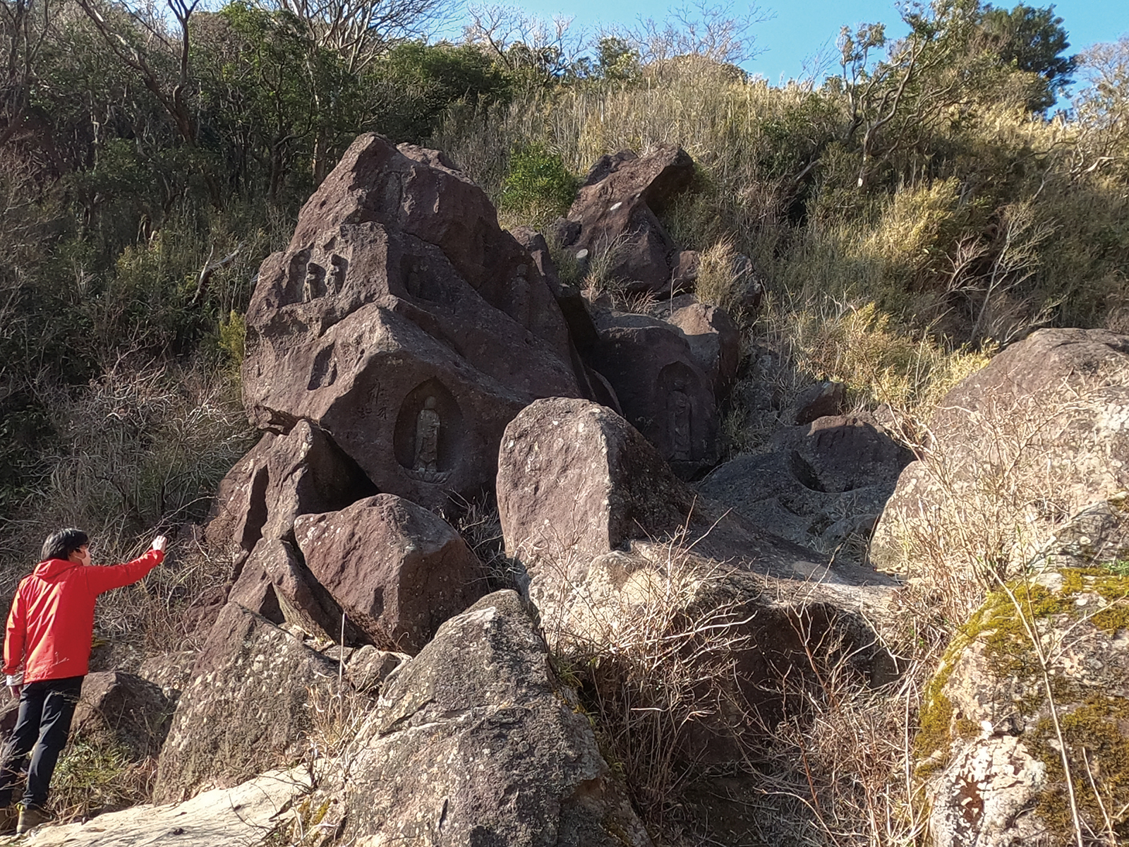 後期中央火口丘溶岩の安山岩で造られた元箱根石仏群の摩崖仏