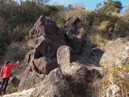 後期中央火口丘溶岩の安山岩で造られた元箱根石仏群の摩崖仏