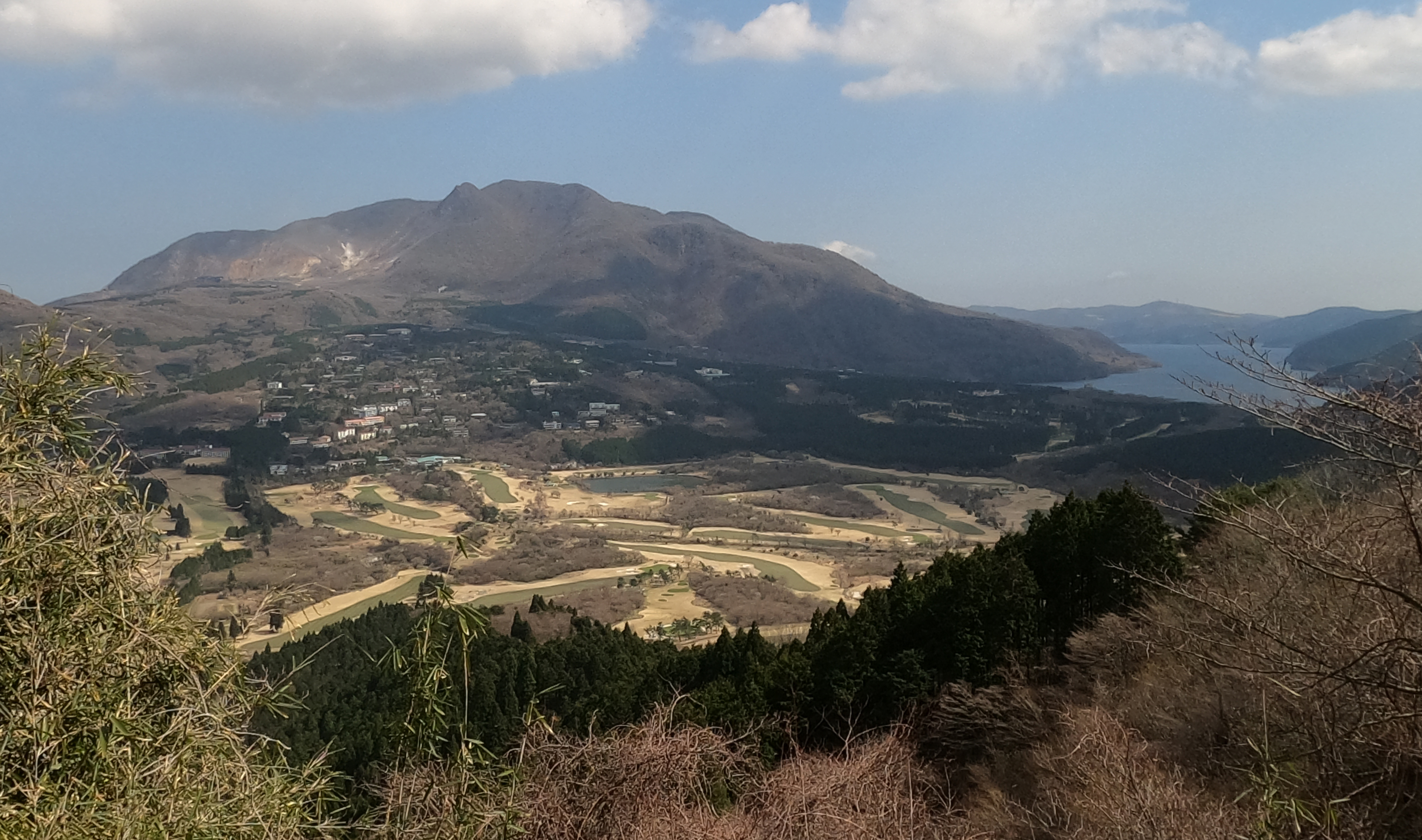長尾峠から見た3000年前の山体崩壊地形