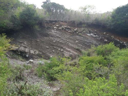 長尾峠の溶岩と火山灰の成層構造が見れれる露頭