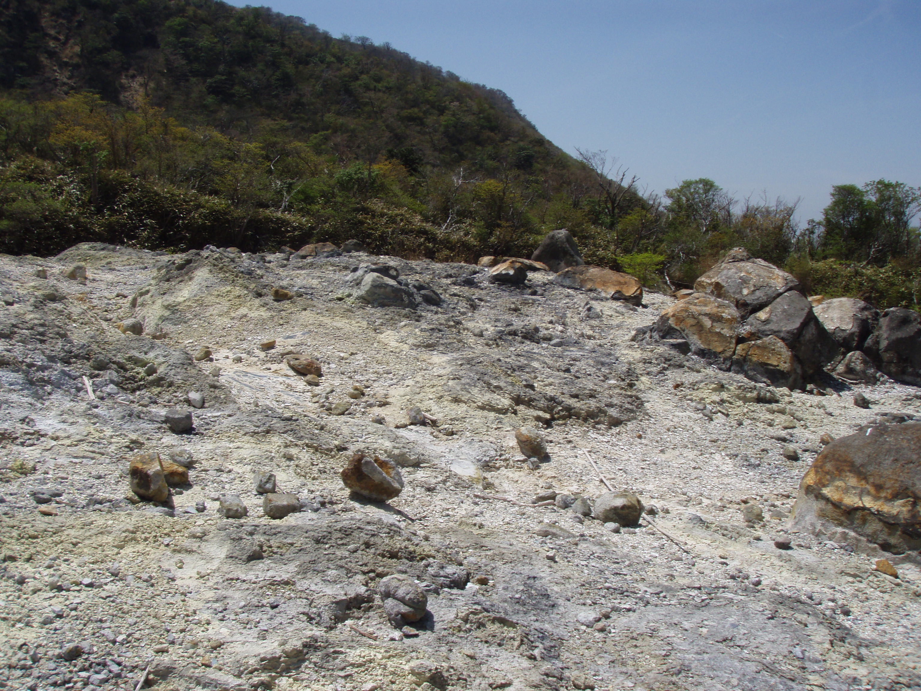 噴気によって変質した溶岩