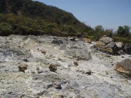 噴気によって変質した溶岩