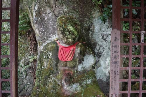 早川凝灰角礫岩層の湯本白石で造られた白石地蔵