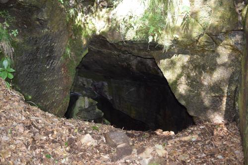 湯本白石の採石跡