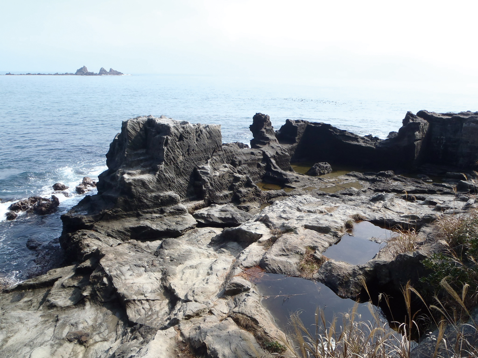 真鶴半島番場浦の新小松石の採石場跡
