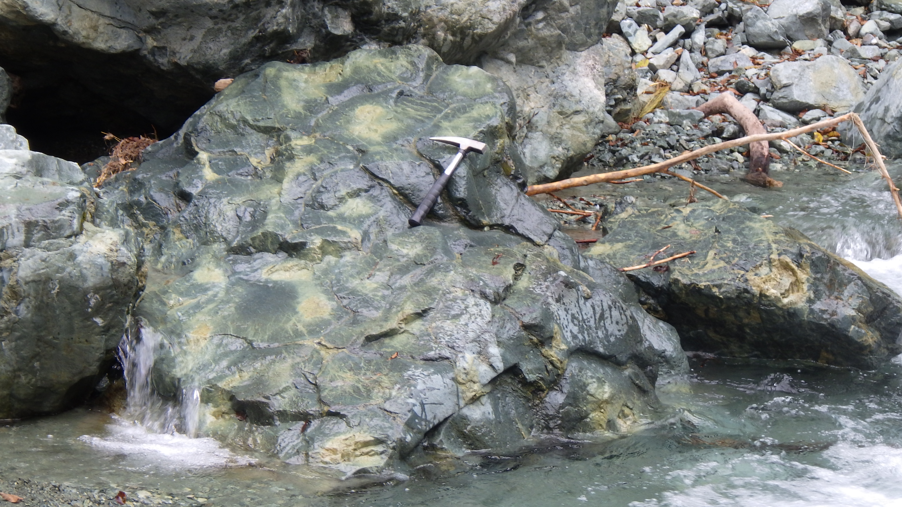 小菅沢の枕状溶岩