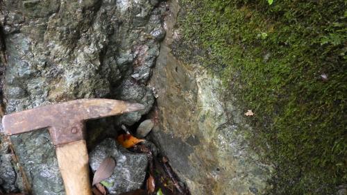 小菅沢で見られる断層