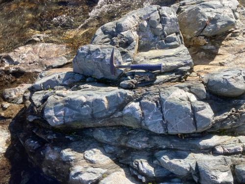 結晶片岩中に見られるレンズ状岩塊