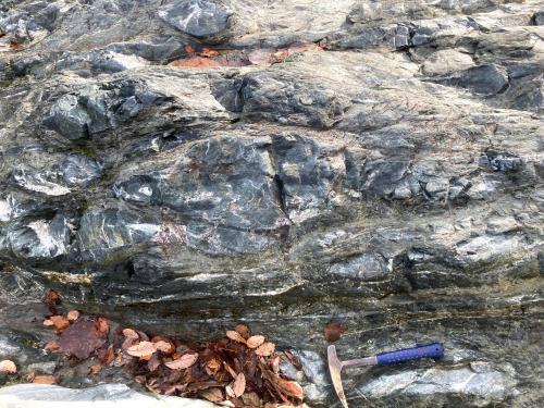 結晶片岩中に見られるレンズ状岩塊