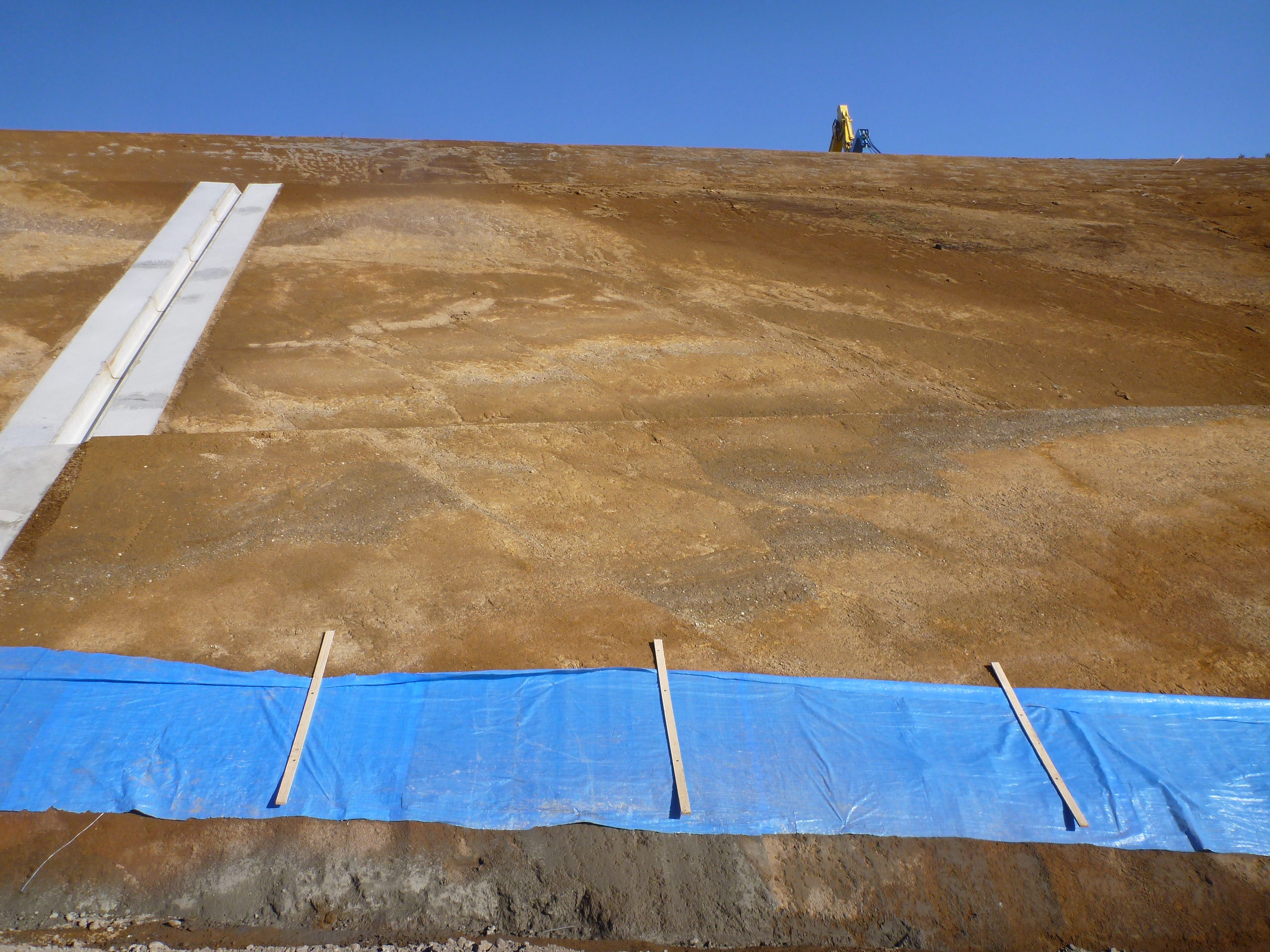 大井町山田の関東ローム層（断層で切られる多摩ローム層中のテフラ）