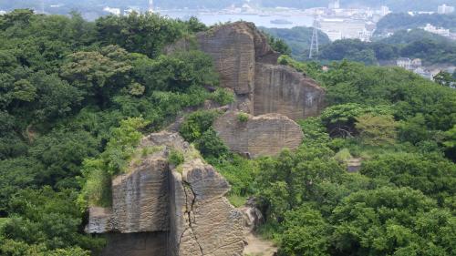 三浦層群池子層でできている鷹取山の石切場跡