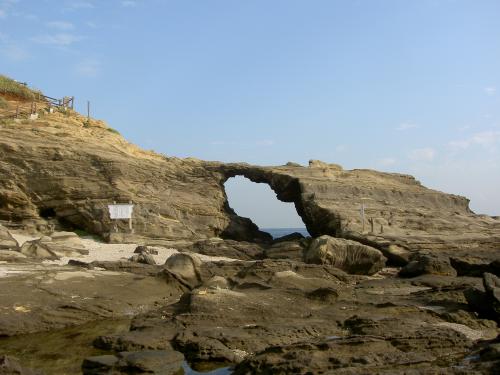 三崎町城ヶ島の三浦層群初声層を削る馬の背洞門