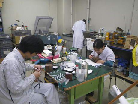 仮はく製を作製中のボランティア