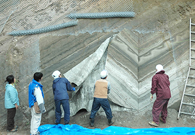 地層はぎ取り作業の様子