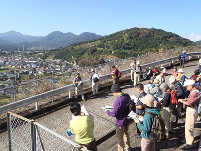 観察会で地形を観察する様子