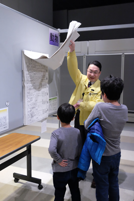 子ども自然科学作品展で自由研究のアドバイスをするの画像