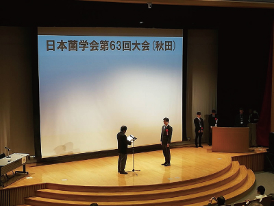 授賞式に臨む、学芸員の折原