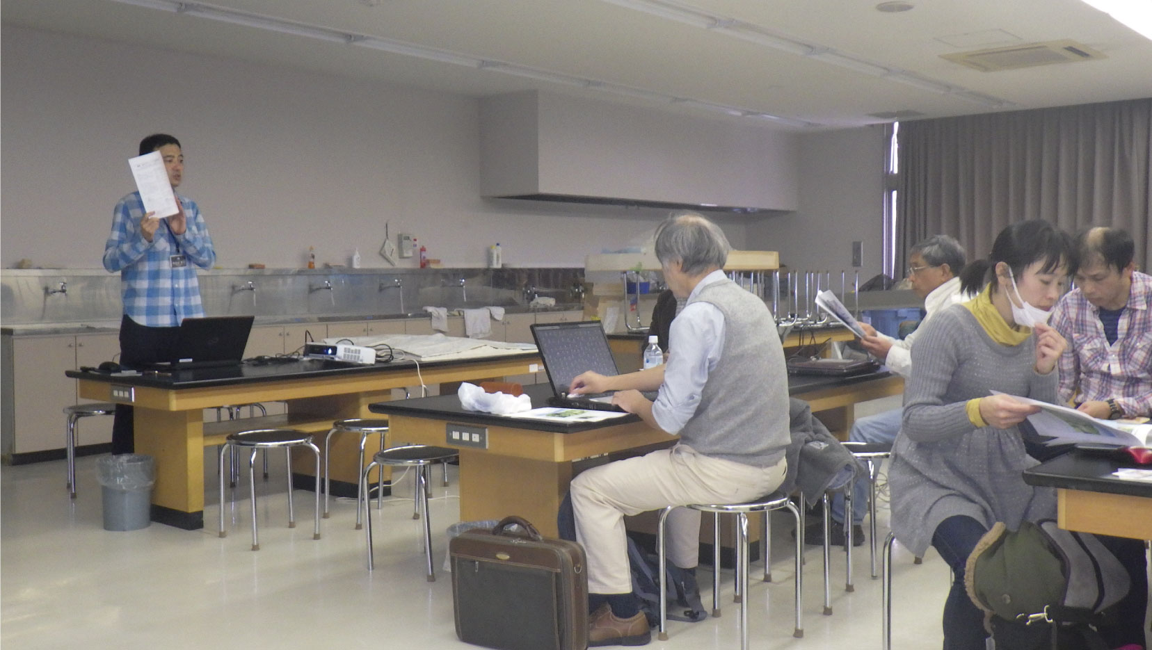 学芸員が説明する様子2