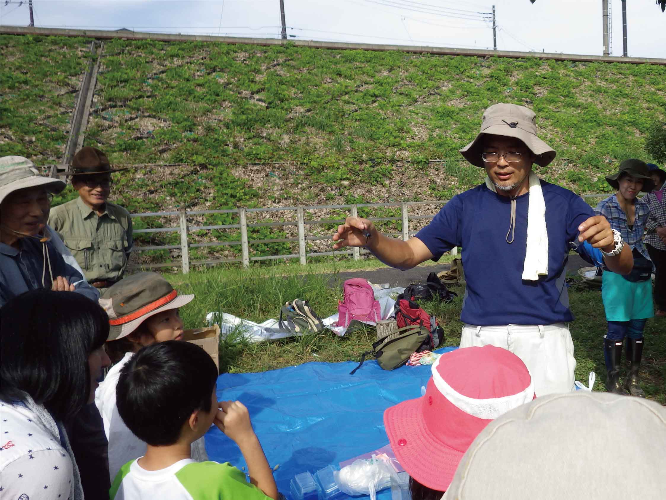学芸員が公園で解説する様子