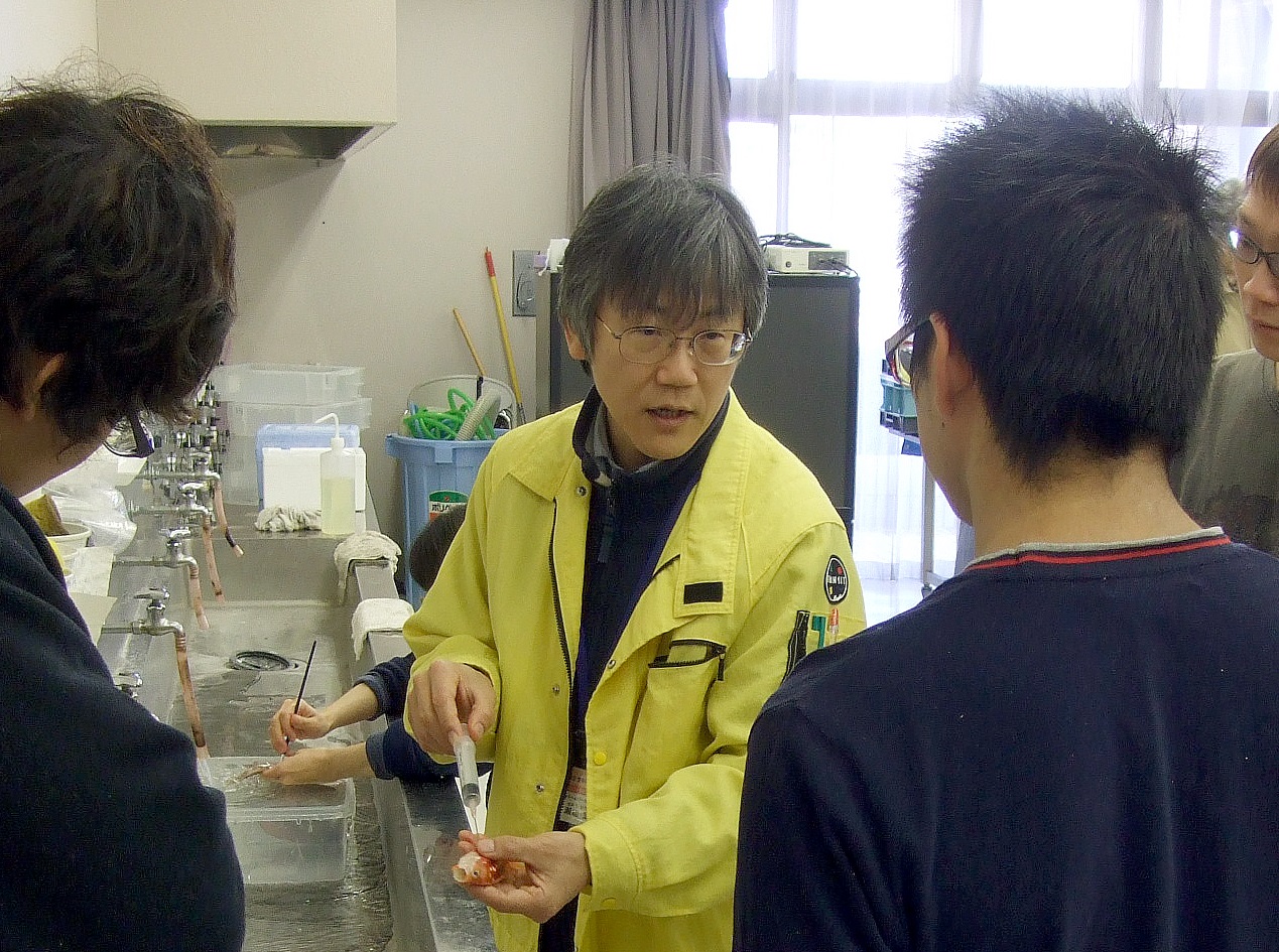 参加者の中央で説明する様子