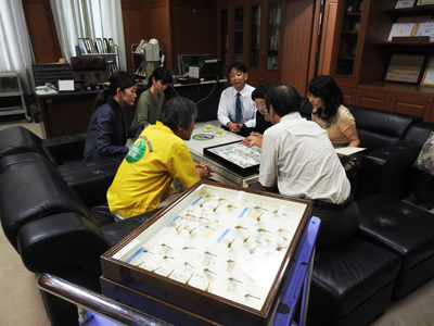 コレクション標本の話をする様子