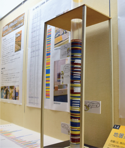 ミニ企画展示コーナーでの実験結果報告の様子