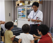 学芸員からの説明に聞き入る参加者
