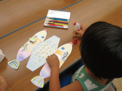 「ハコフグ帽子のぬり絵」の様子