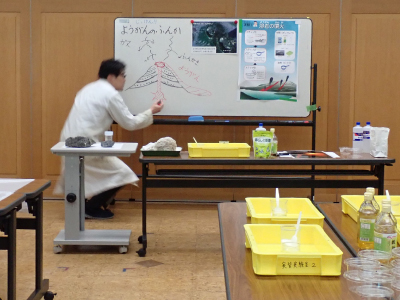 友の会共催よろずスタジオ 「お酢と重曹の噴火実験」の様子