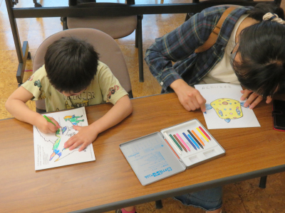 「博物館のぬり絵ひろば」の様子
