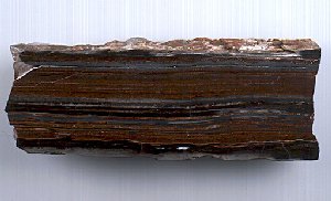 えんじ色と黒と白の層の鉱物断面