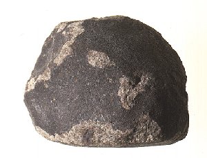 濃い灰色の球体の隕石