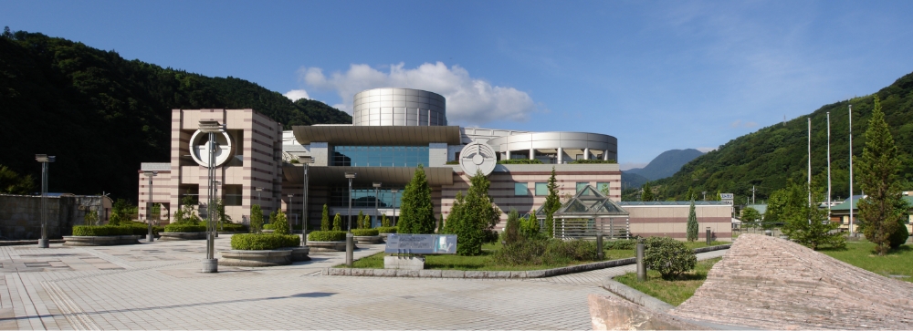神奈川県立生命の星・地球博物館の外観写真