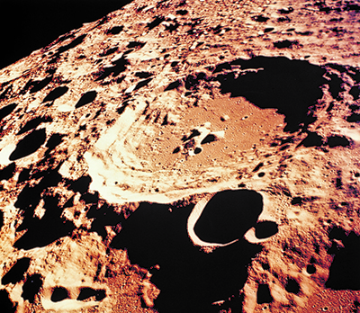月のクレーターの画像