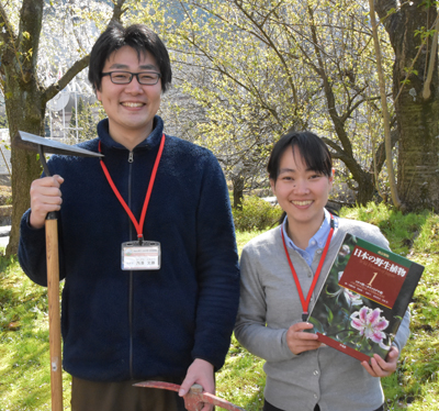桜を背景に笑顔の学芸員の西澤と石田